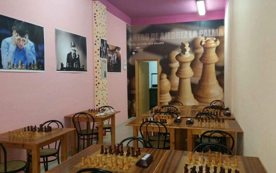 Empapelando una pared para la nueva sede del Club de Ajedrez La Palma